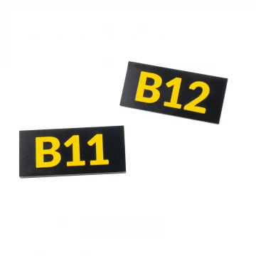 Tabliczki z numeracją na szafki, szuflady i drzwi - czarne PVC z wypukłymi literami - ND032 - wym. 55x25mm 